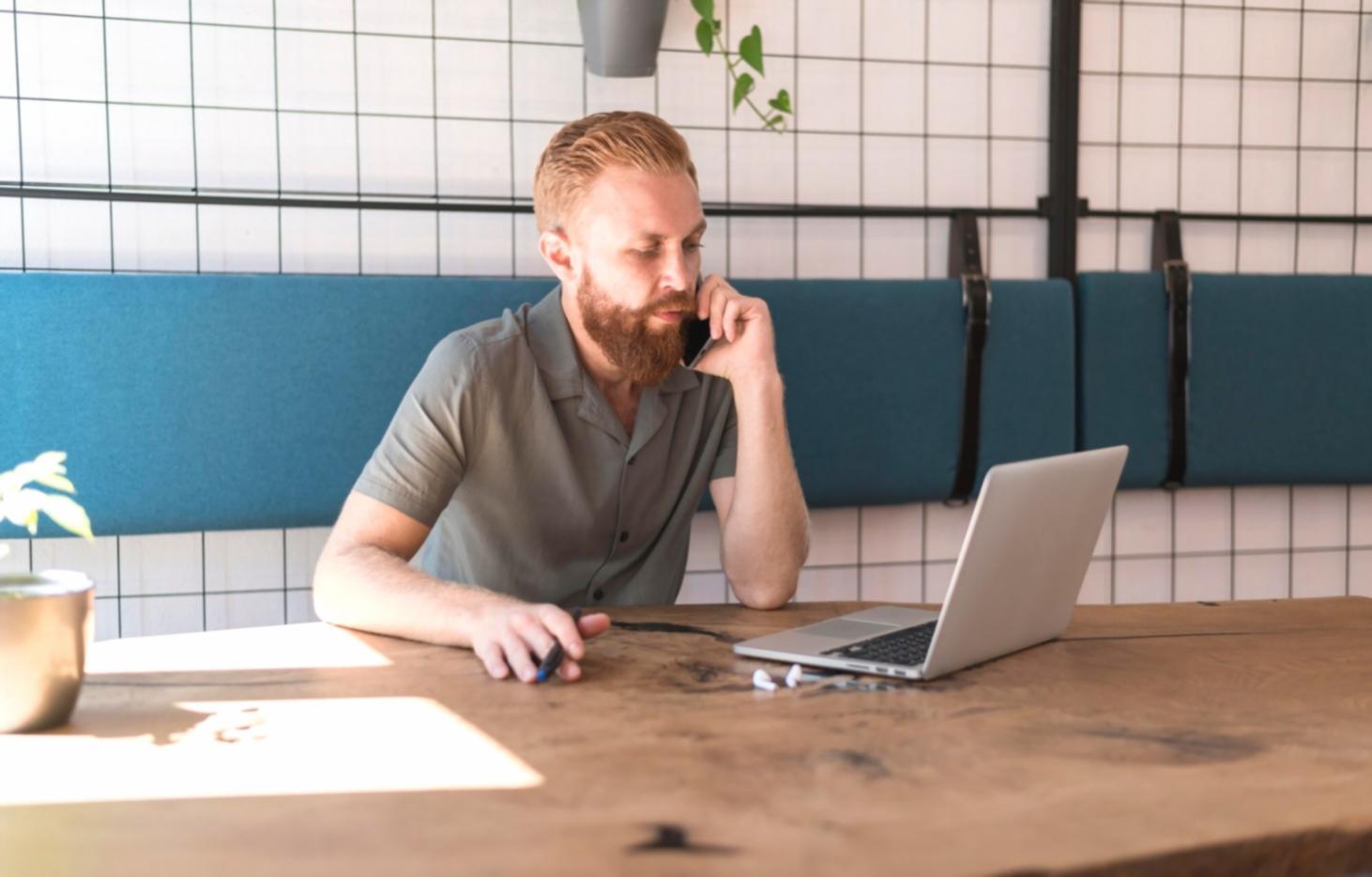 Encuentro profesional de emprendedores digitales compartiendo experiencias