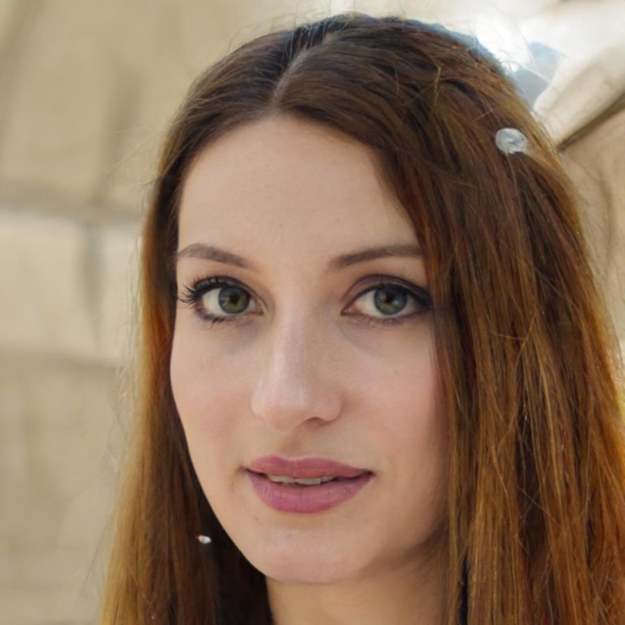 Retrato profesional de Clara Domínguez, experta en marketing digital y estrategia