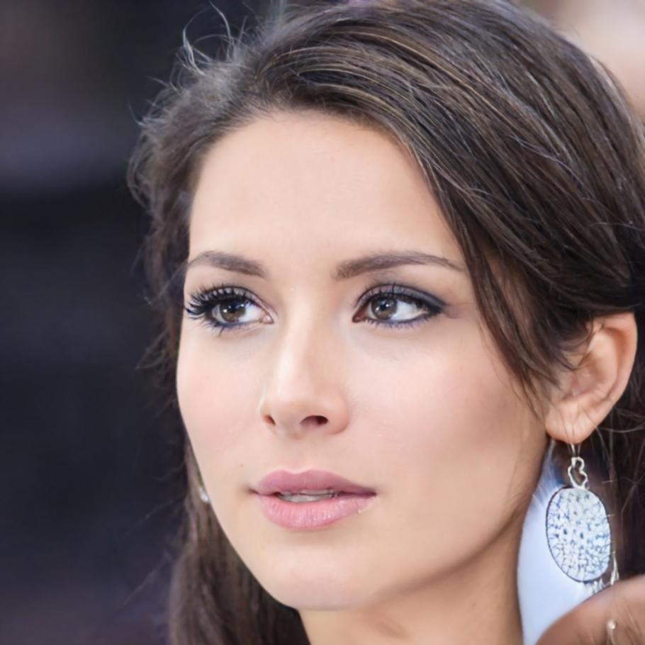 Retrato profesional de experta en metodologías educativas para emprendimiento digital